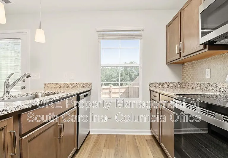 1052 Astoria Dr — Photo 3