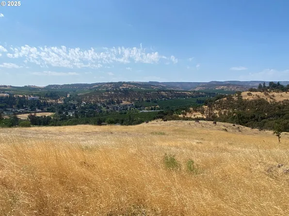 Sandstone Way W, The Dalles, OR 97058