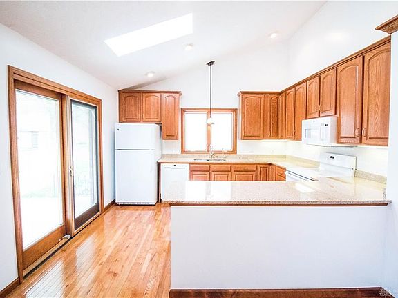 3rd image of 10 Laurel Bnd