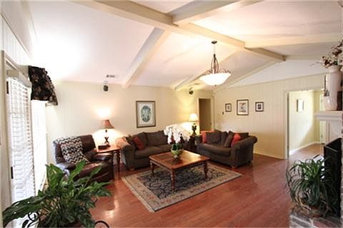 4th image of 300 Lawndale Dr