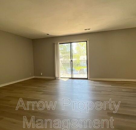 5th image of 440 Moffitt St APT 3