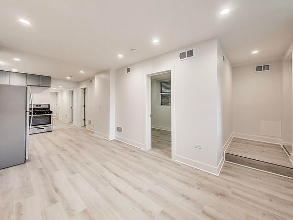 2nd image of 1437 W Oakdale Ave #G