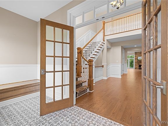 3rd image of 10 Bentley Dr