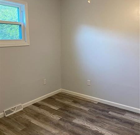 4th image of 709 Summit Ave