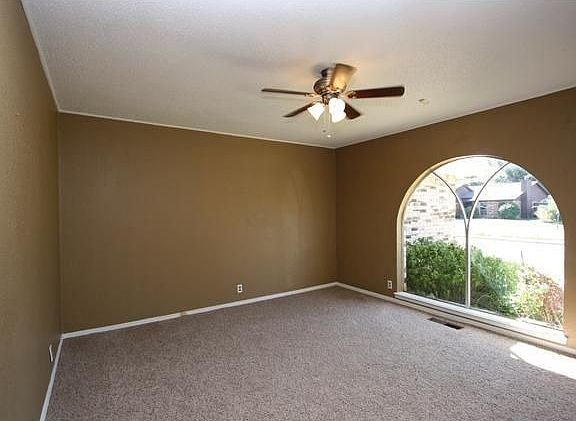 5th image of 733 Royal Ln