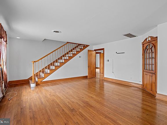 5th image of 1002 Laurel St