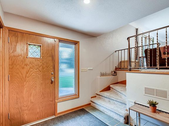 3rd image of 418 Thompson Ave W