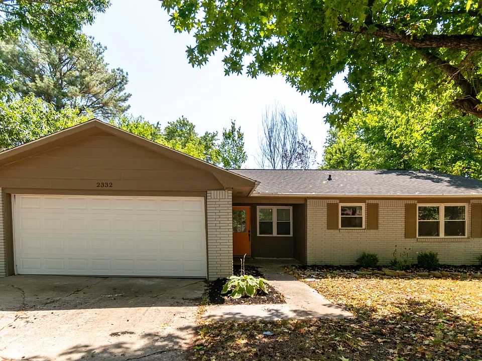 2332 S Clover Dr