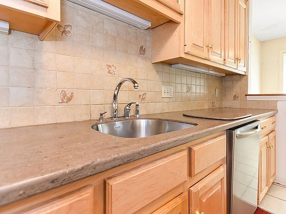 5th image of 116 Laurelwood Dr Unit 116