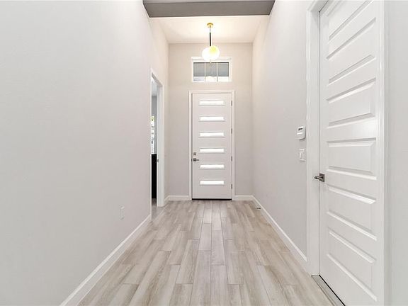 3rd image of 132 Hampton Loop
