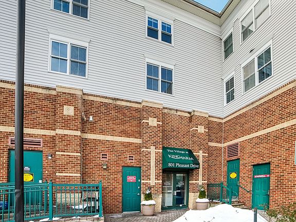 4th image of 801 Pleasant Dr APT 13