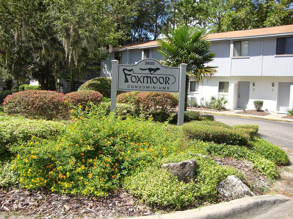 Entrance to Foxmoor Condos