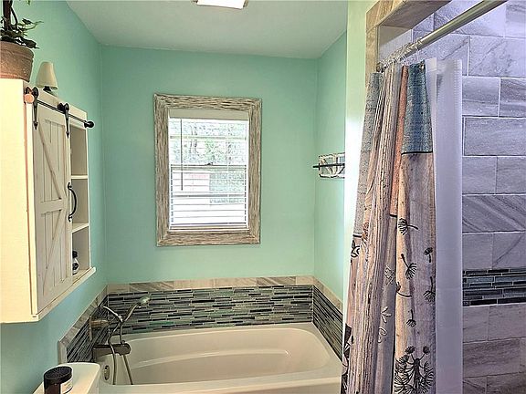 5th image of 632 Gilbert St