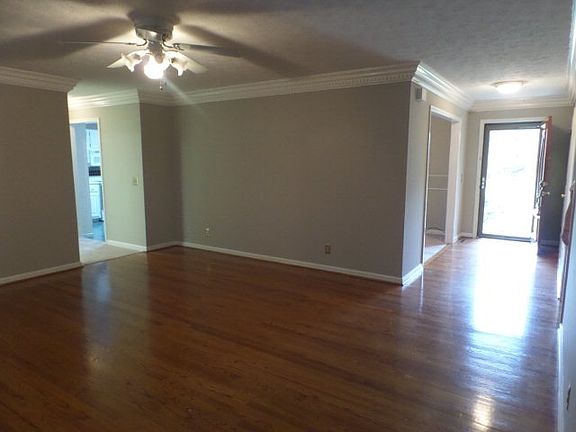 3rd image of 1501 Hillsdale Dr