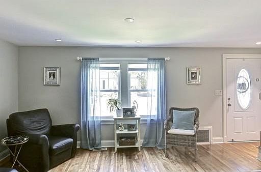 2nd image of 10 Hill St