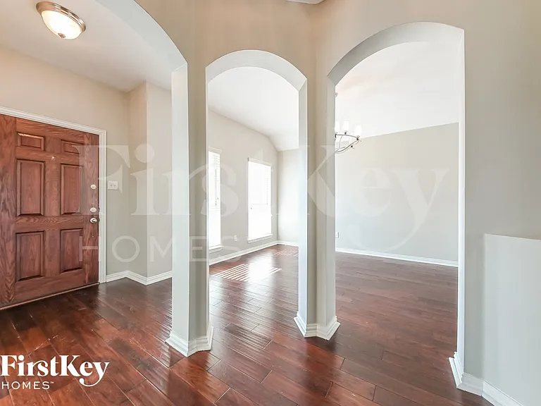 3108 Silver Creek Dr — Photo 2