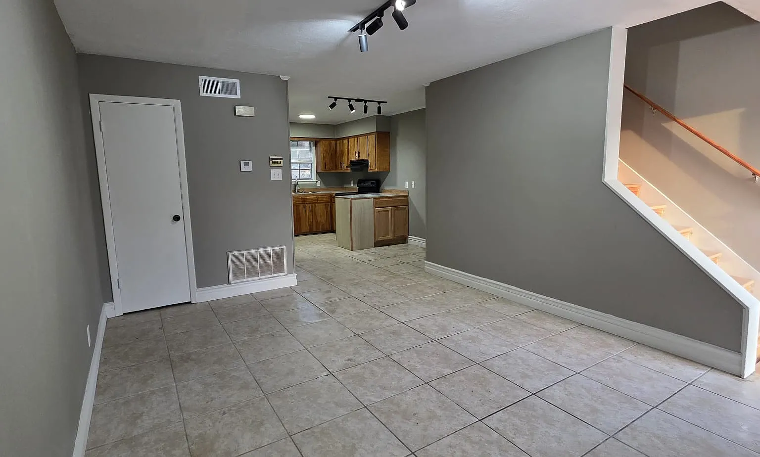 2 bed, 1.5 bath, 906 sqft, $1,200 — Photo 1
