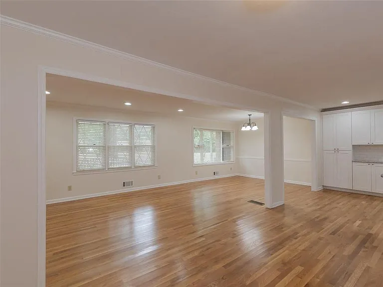 1110 Grimes Bridge Rd — Photo 6