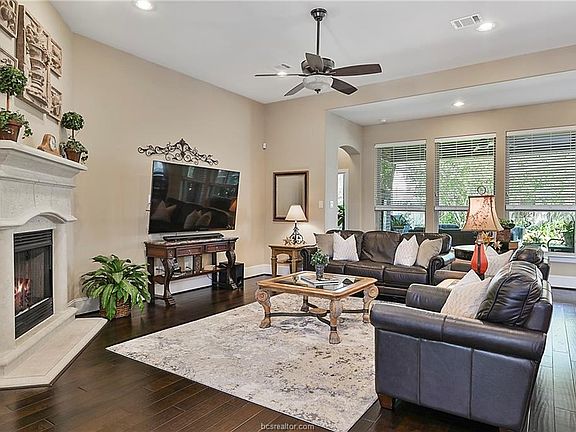 3rd image of 4407 Hadleigh Ln