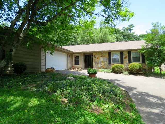 1st image of 946 Windridge Dr