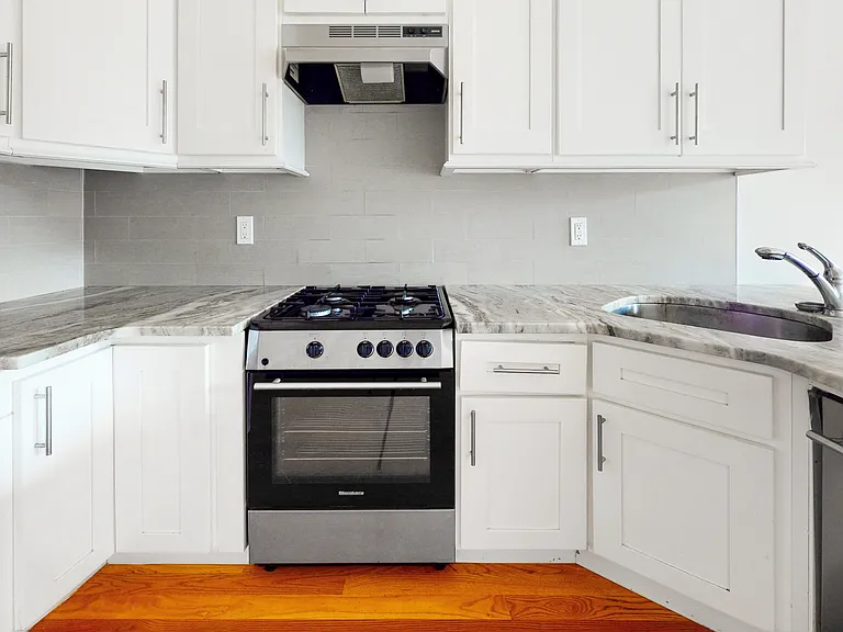661 Henry St #3R — Photo 2