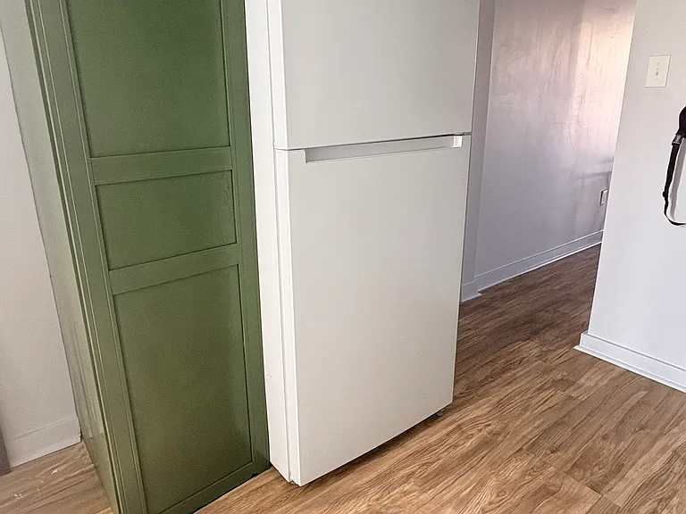 460 Robinson Ave — Photo 3