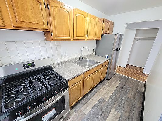 2nd image of 944 Bronx Park S #5B