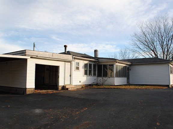 4th image of 693 Henry St