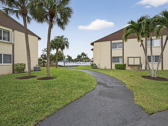 5th image of 327 Pine Ridge Circle #A-1