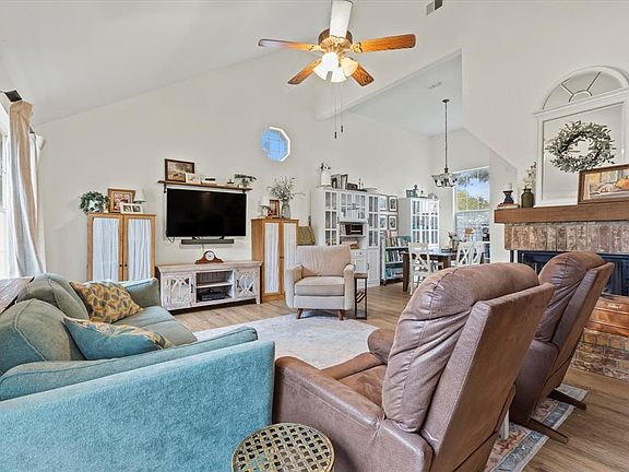 4th image of 982 Little Den Dr