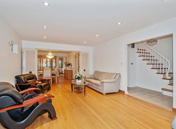 3rd image of 8814 Lincolnwood Dr