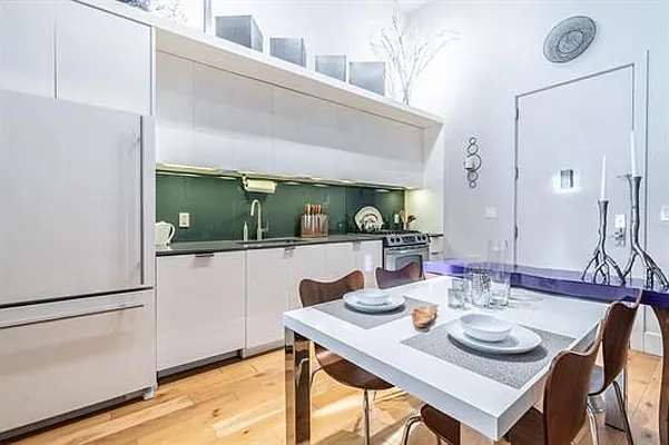 Sold by Nestseekers | media 2