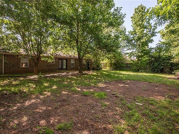 4th image of 235 Sundown Dr