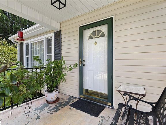 2nd image of 8 McAllister St