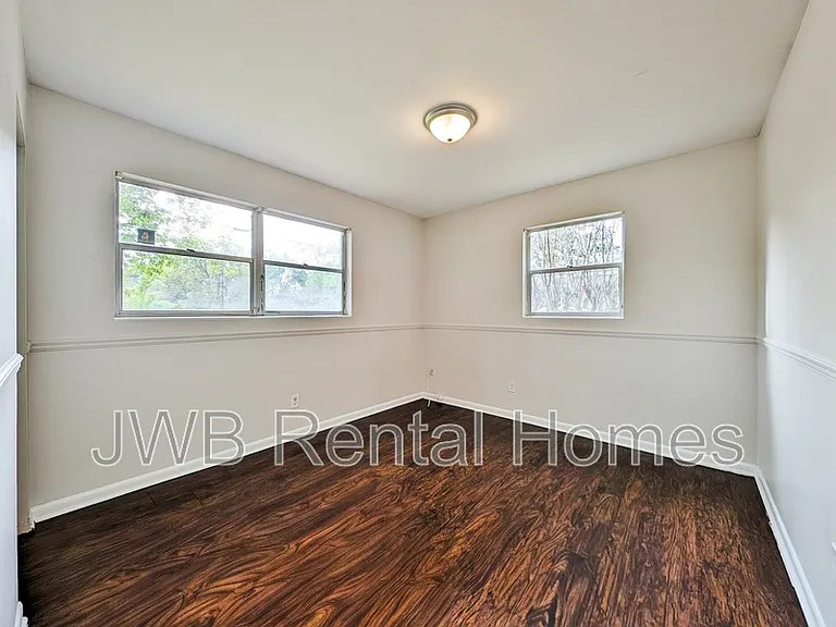2050 Monteau Dr — Photo 8
