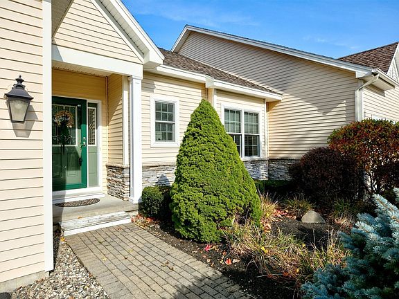 2nd image of 7 Hampton Cir