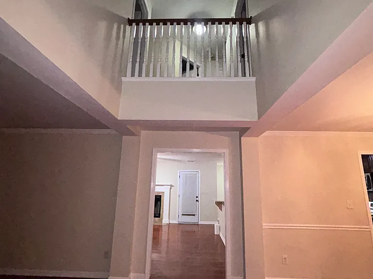 325 London Ln — Photo 2