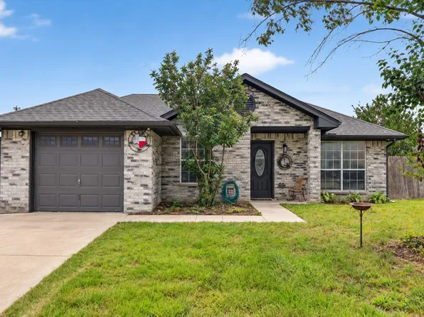 724 Oak Park Dr, Azle, TX 76020