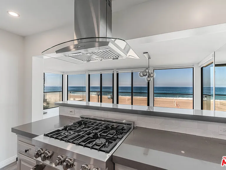 2308 The Strand — Photo 12