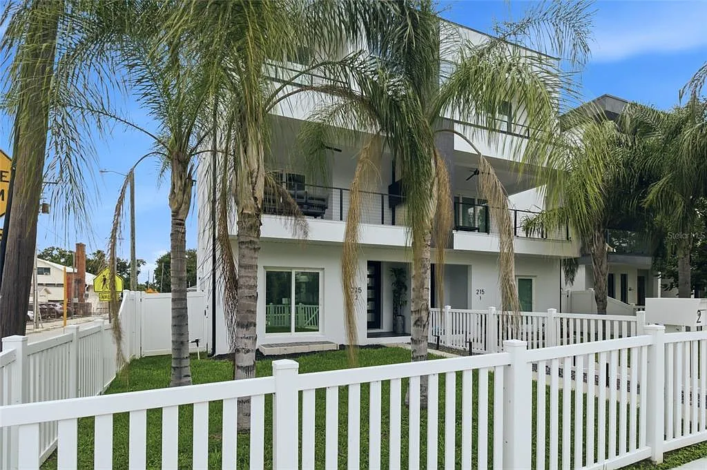 3 bed, 3.5 bath, 2228 sqft, $5,500 — Photo 1
