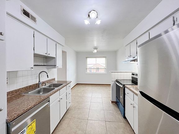 Newly painted kitchen ; Brand new stove,refrigeretor, dishwasher, faucet.