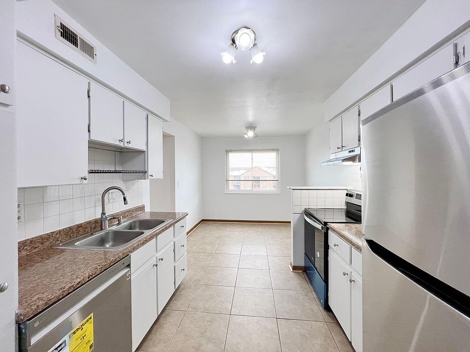 Newly painted kitchen ; Brand new stove,refrigeretor, dishwasher, faucet.