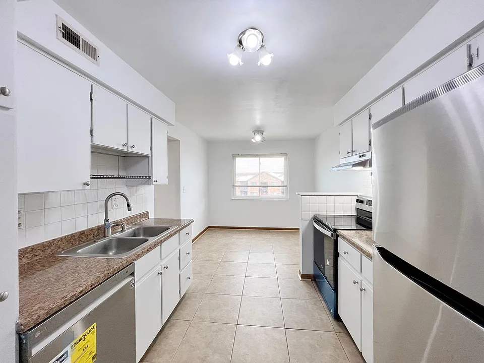 Newly painted kitchen ; Brand new stove,refrigeretor, dishwasher, faucet.