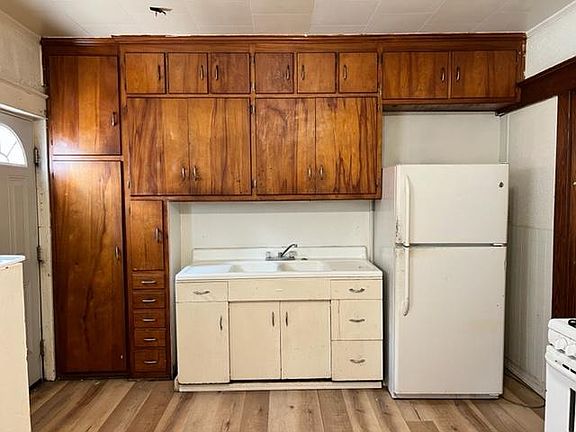 2nd image of 427 W 7th St #6