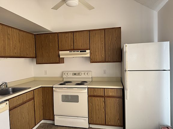 3rd image of 4501 Boardwalk Dr Building D-d-39