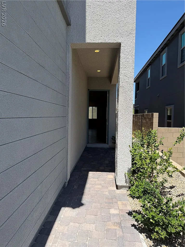 5 bed, 4.0 bath, 2460 sqft, $3,200 — Photo 2