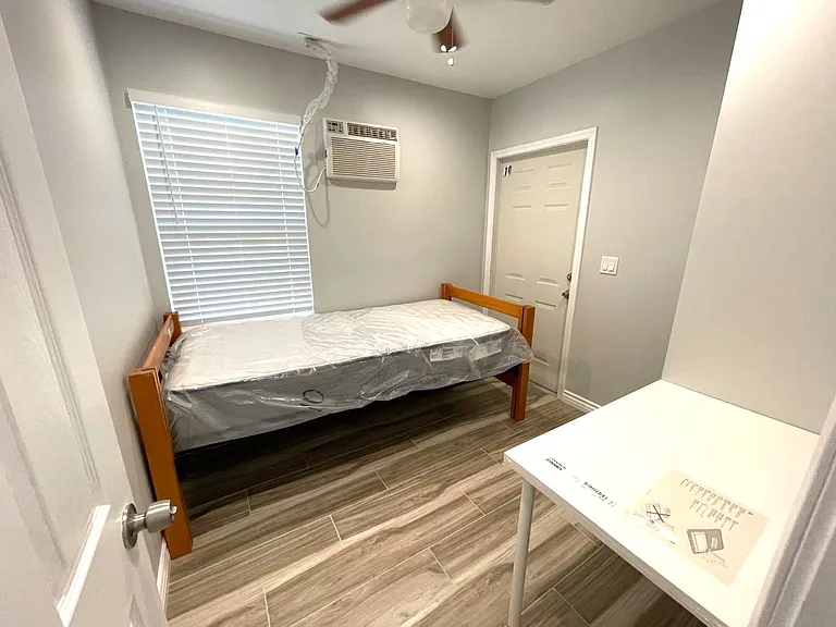 3823 Walton Ave — Photo 7
