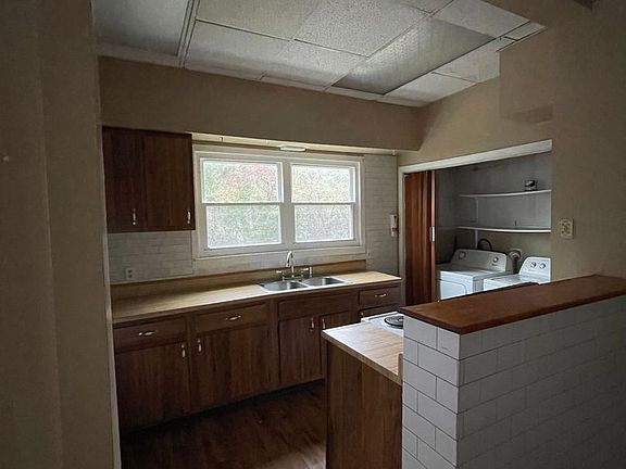 3rd image of 412 E Maiden St