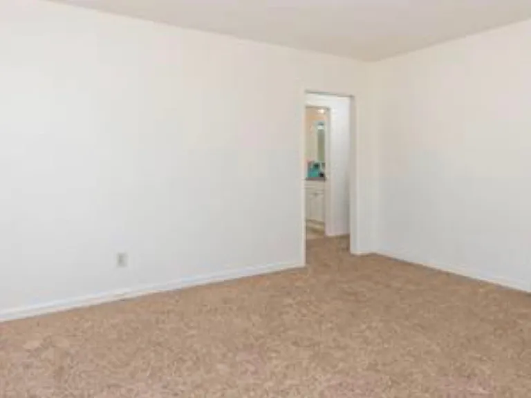 6273 Hobart St — Photo 13