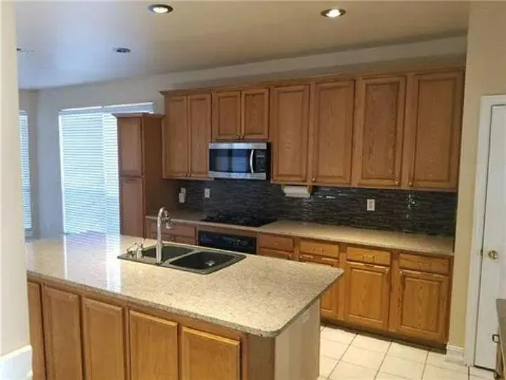 2304 Hillary Trl — Photo 7